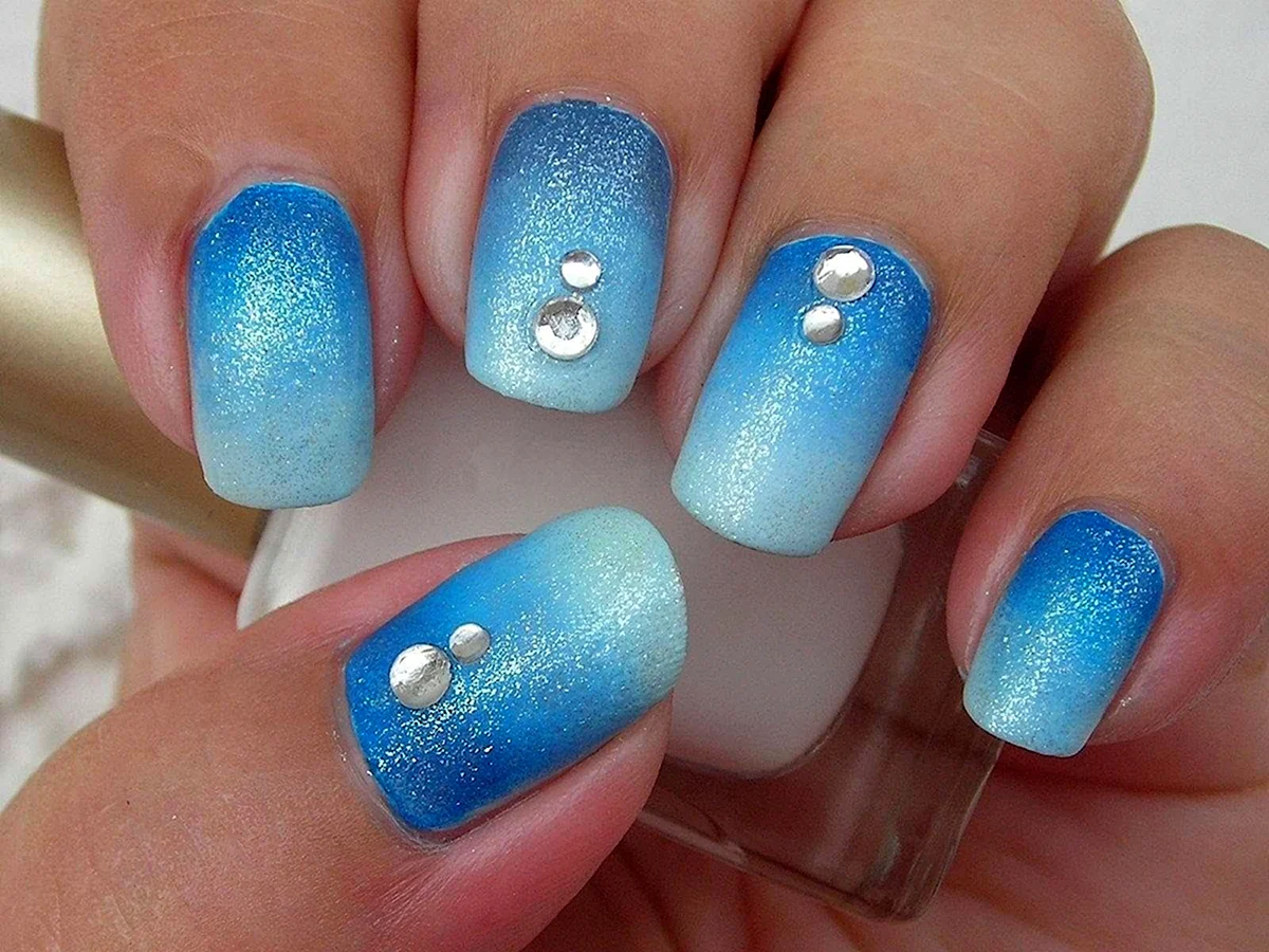 Маникюр голубой градиент