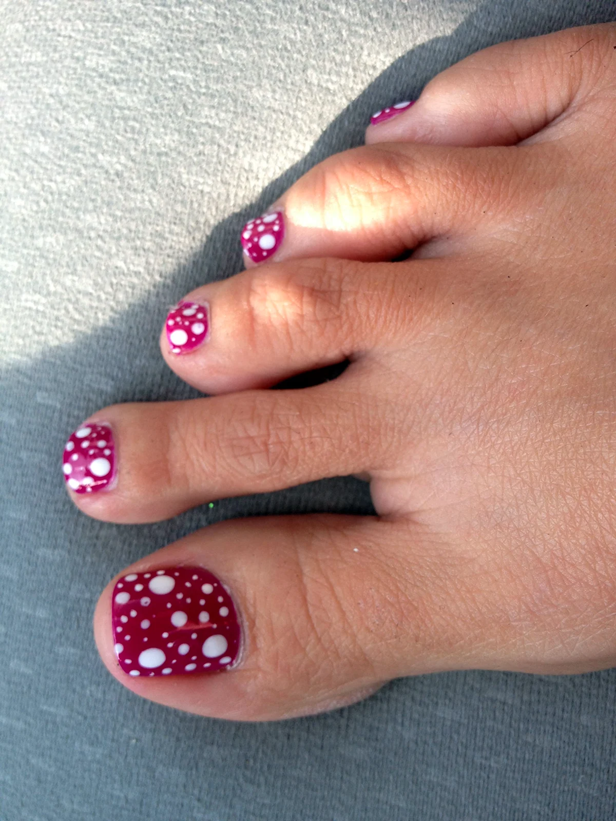 Педикюр в горошек