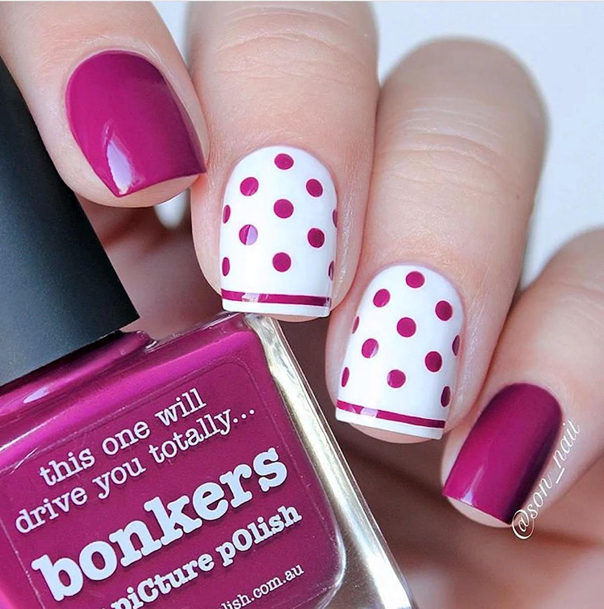 Малиновый маникюр горох