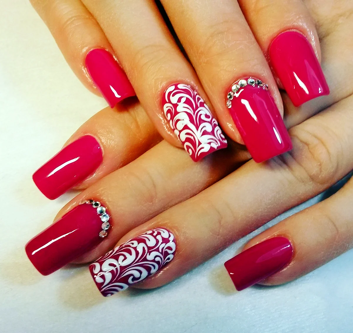 Красный маникюр с узором