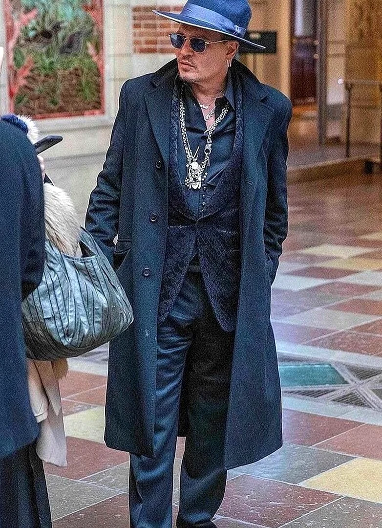 Джонни Депп в пальто