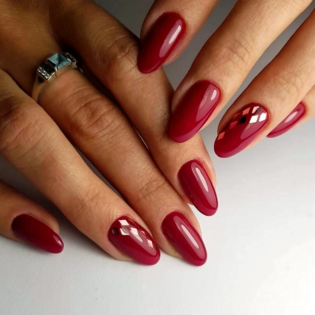 Красный маникюр