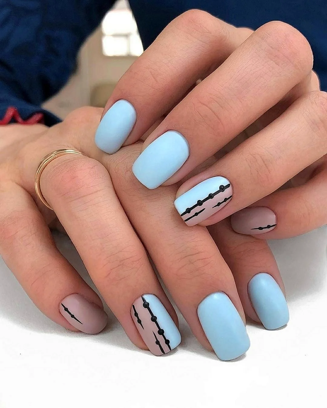 Маникюр голубой с белым