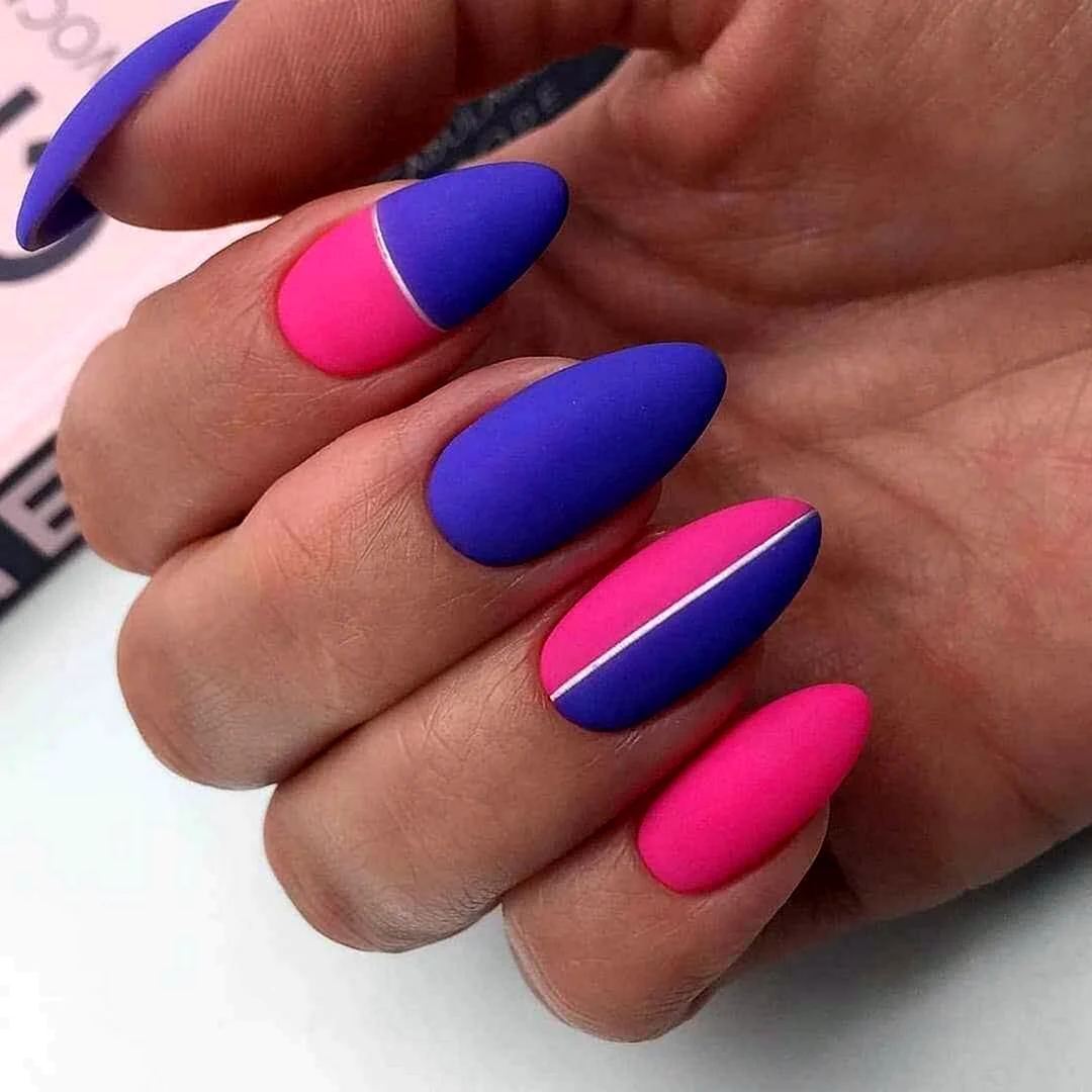 Маникюр синий с розовым