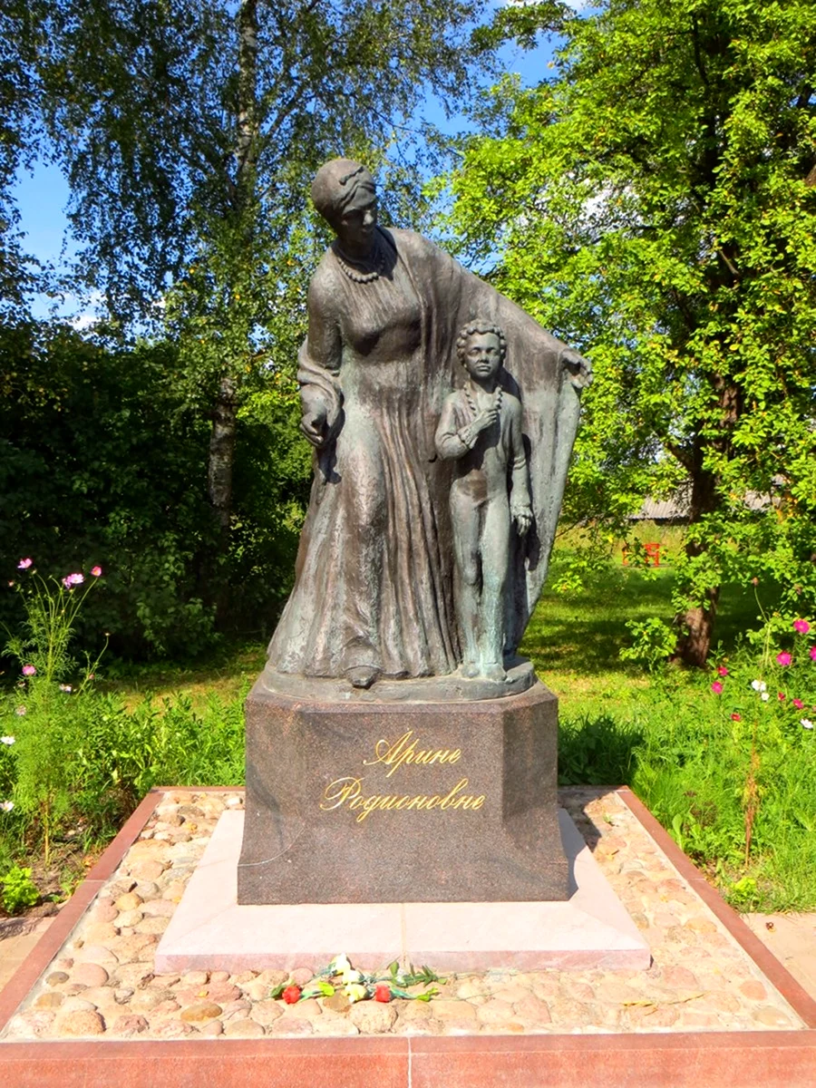 Памятник Арине Родионовне в селе Воскресенское