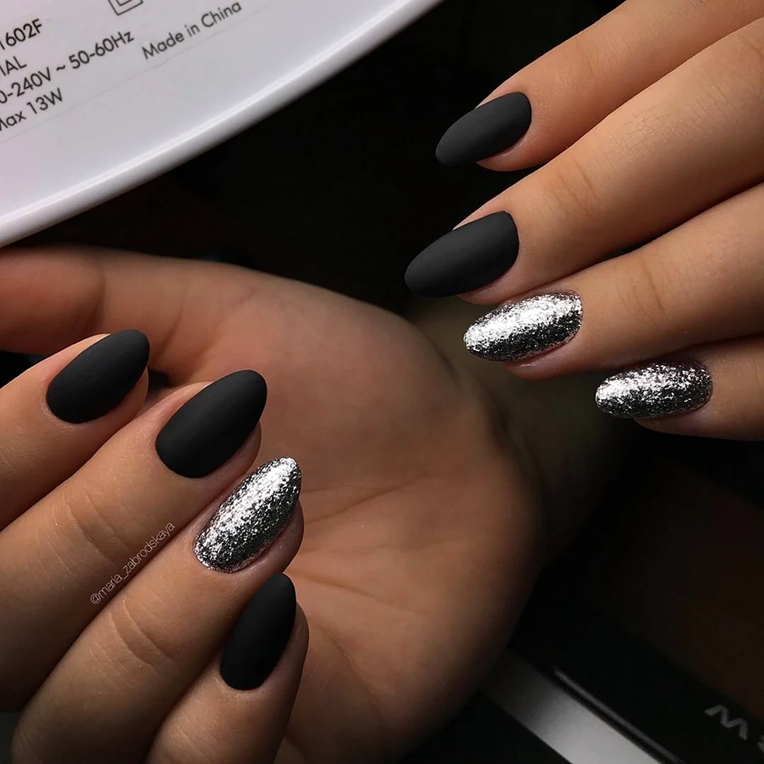Черный маникюр на овальные ногти