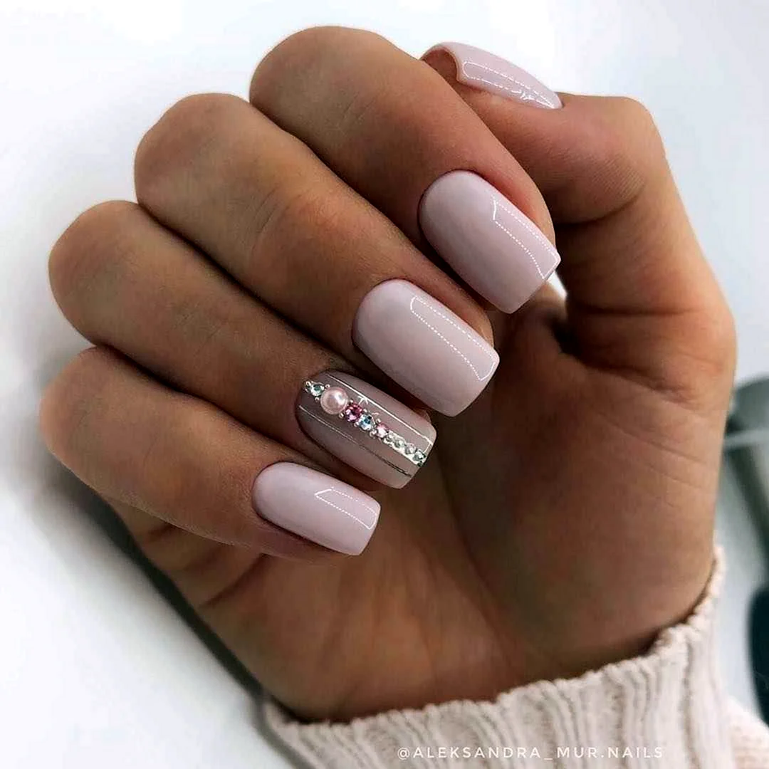 Светлые квадратные ногти