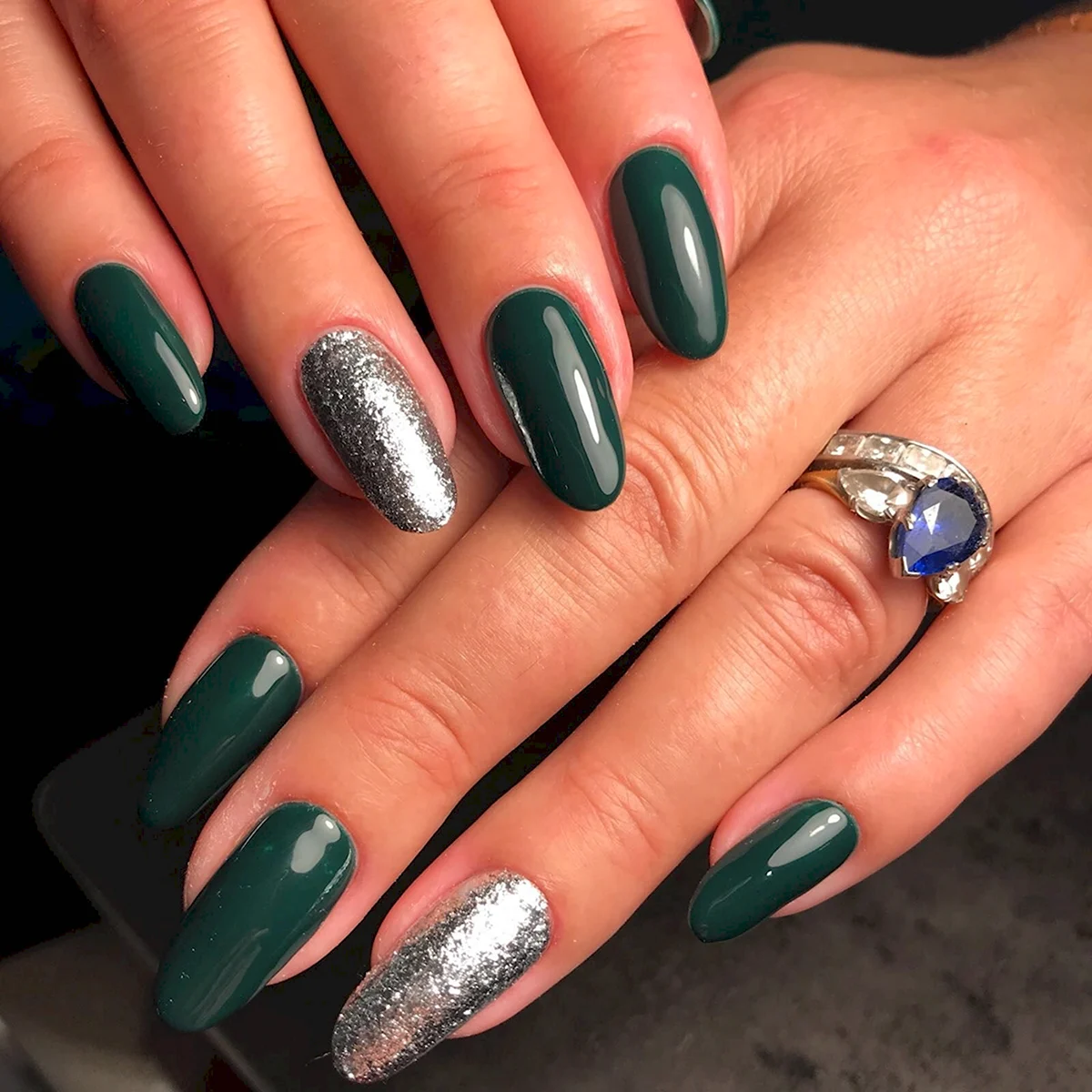 Изумрудный маникюр миндаль