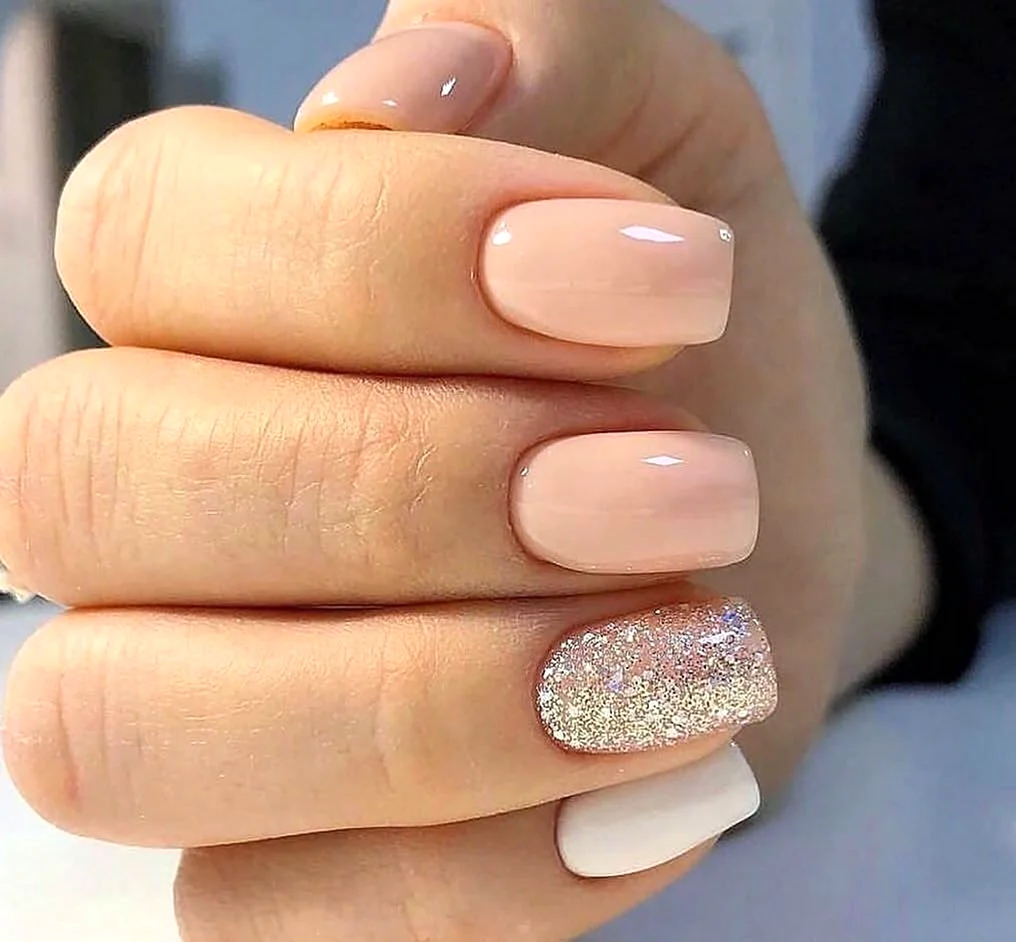 Нюдовый песочный маникюр