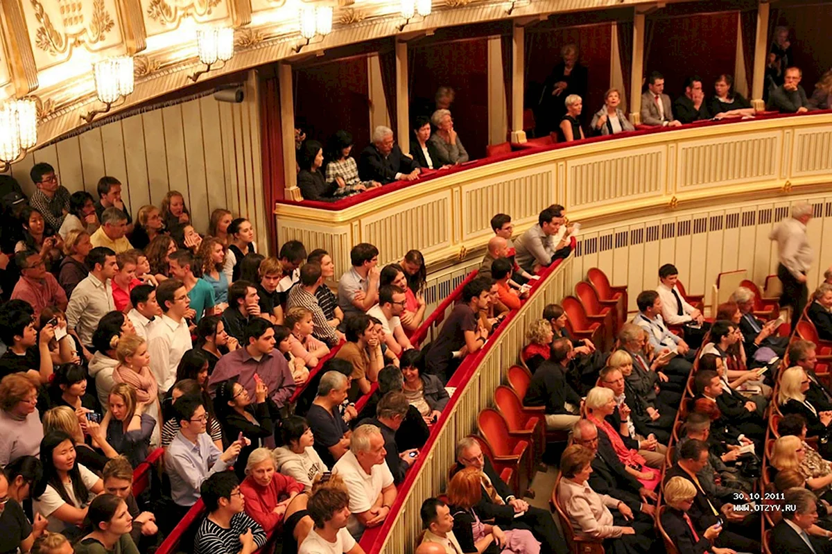 Зрители в театре