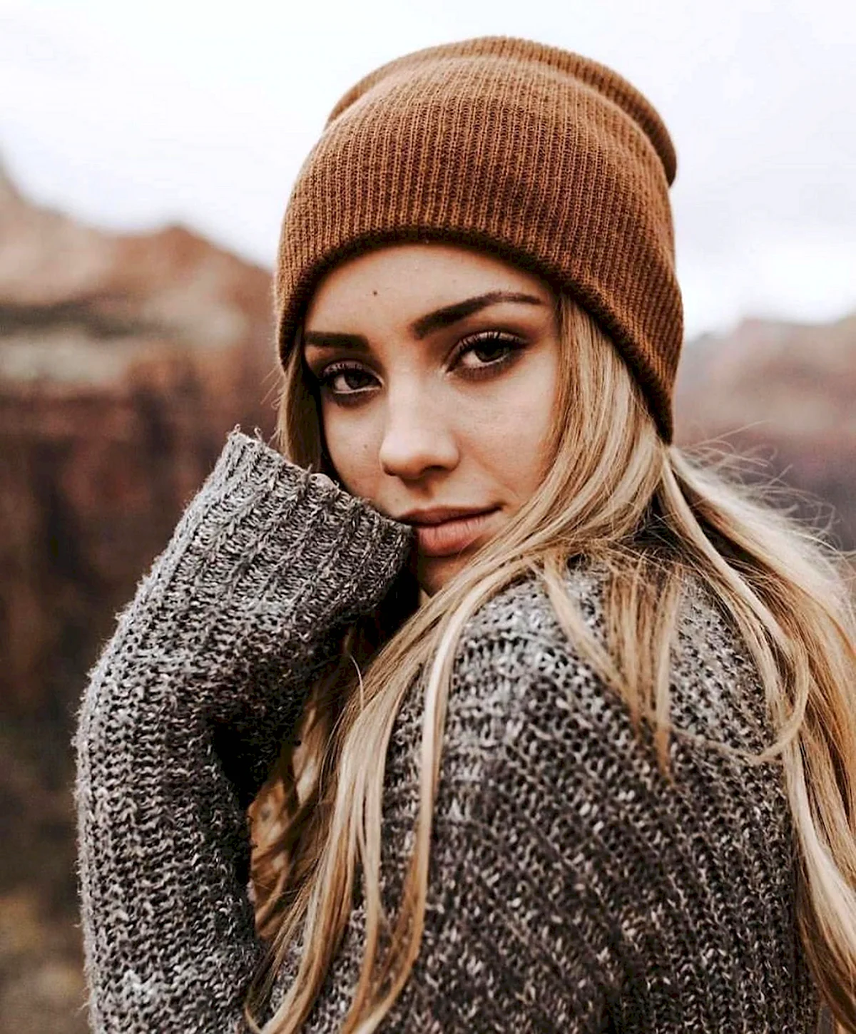Красивая девушка в шапке