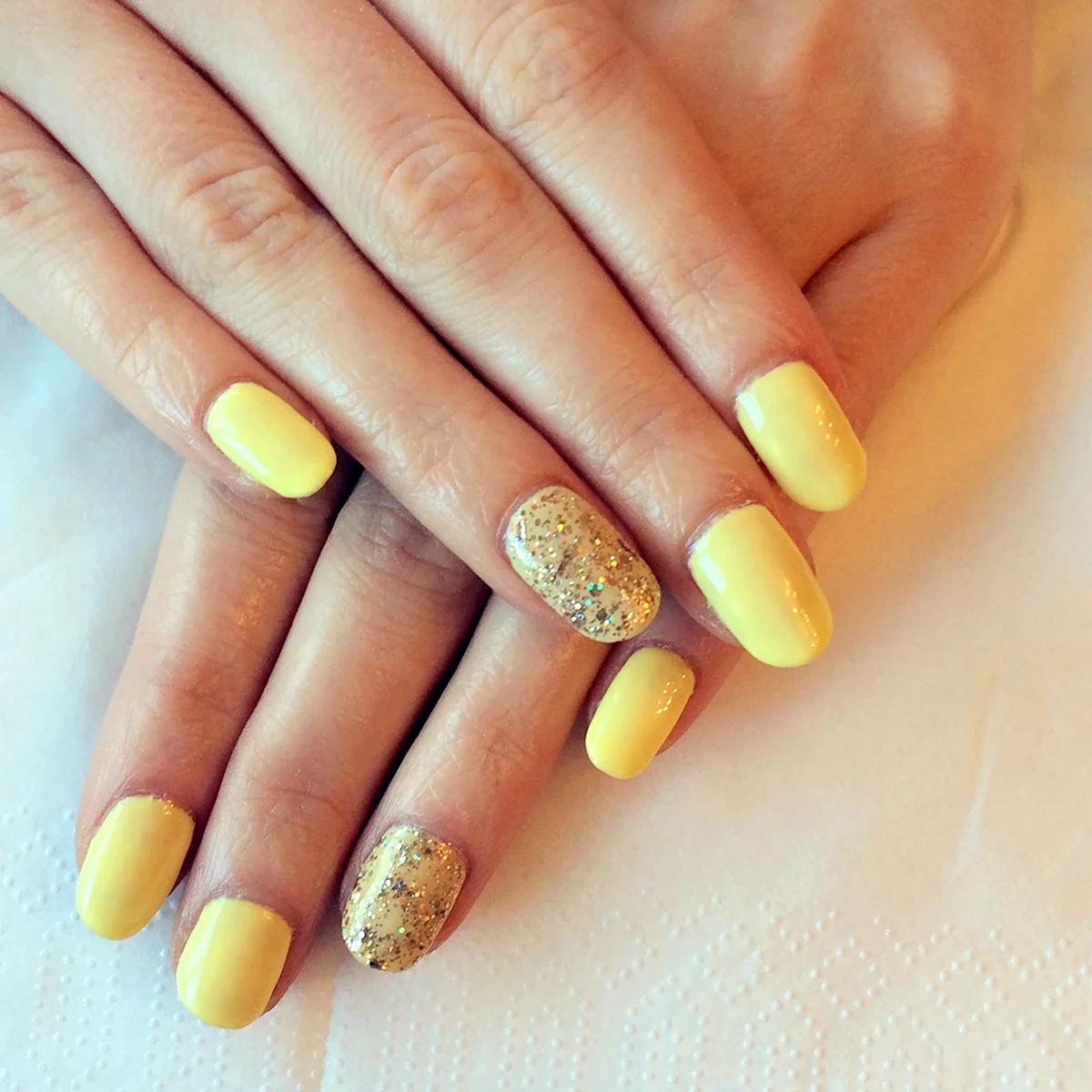 Светло желтый маникюр