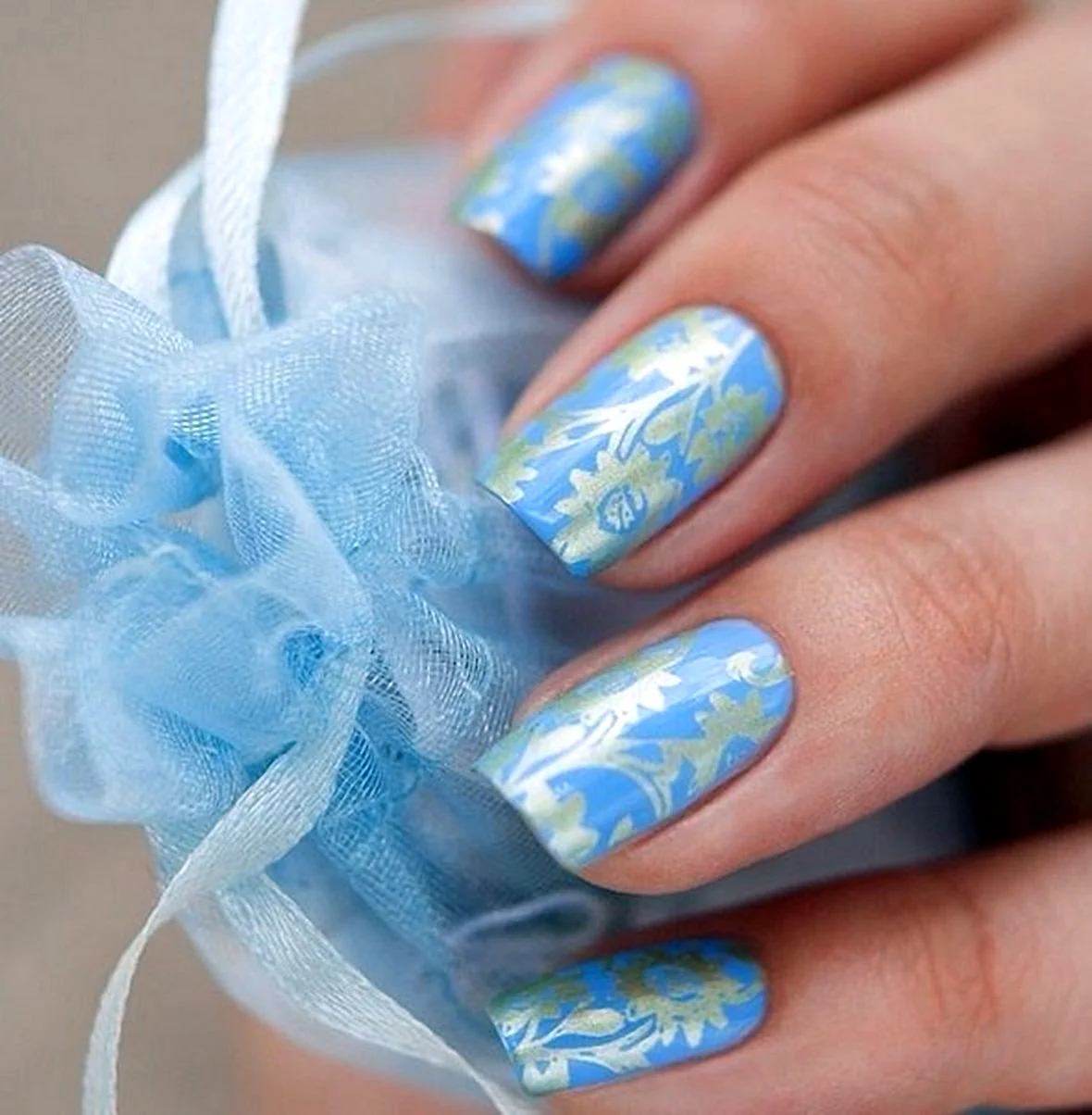 Новогодний маникюр в голубых тонах на короткие ногти