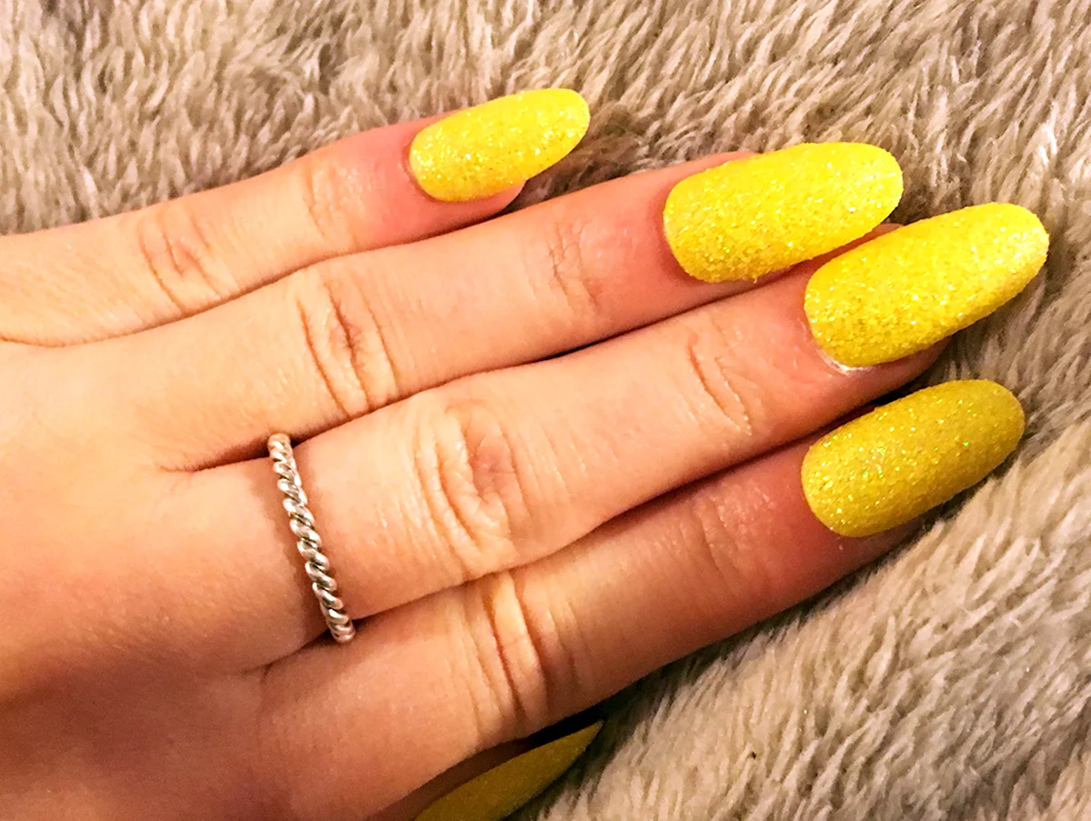 Маникюр желтый с блестками