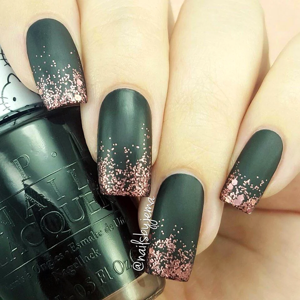 Зеленые матовые новогодние ногти