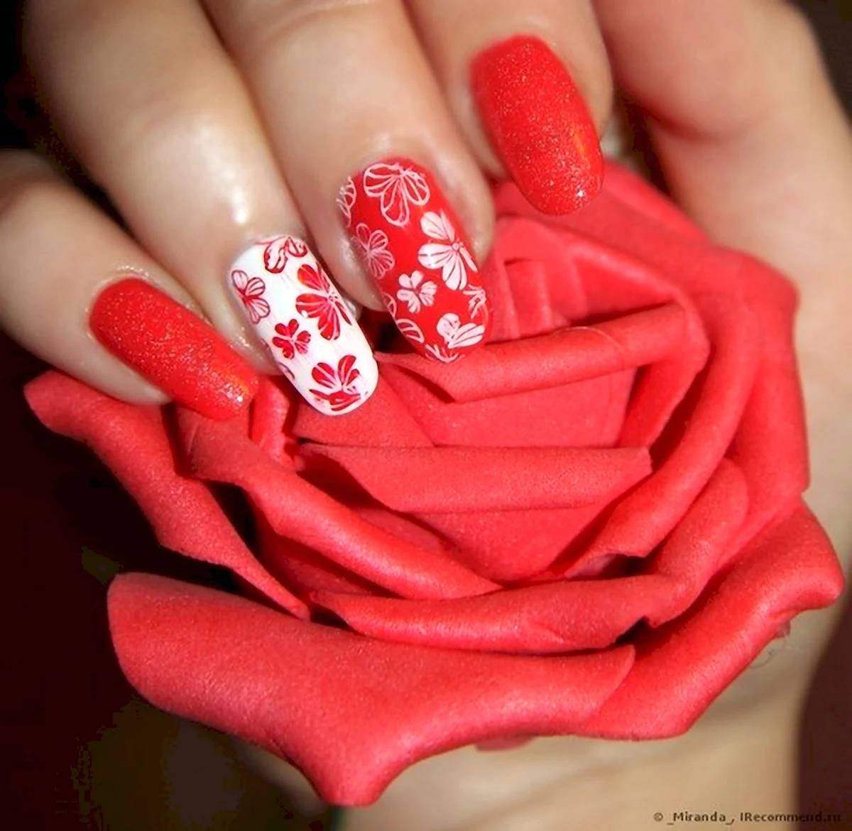 Маникюр красные цветы