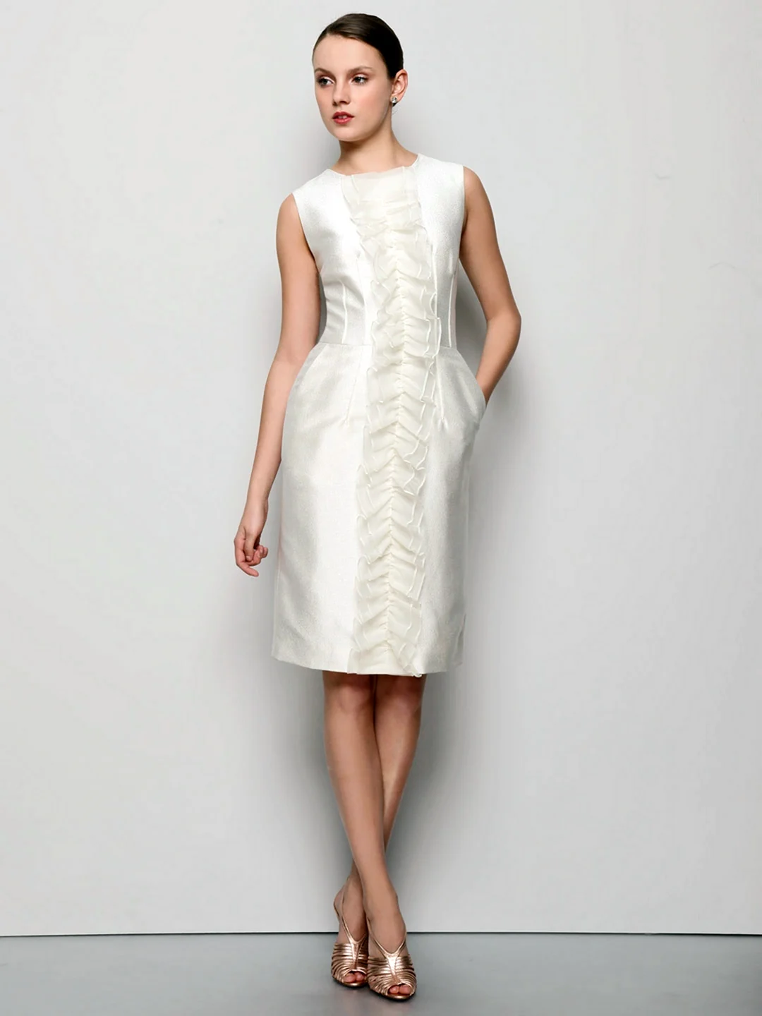 Белое платье футляр из жаккарда