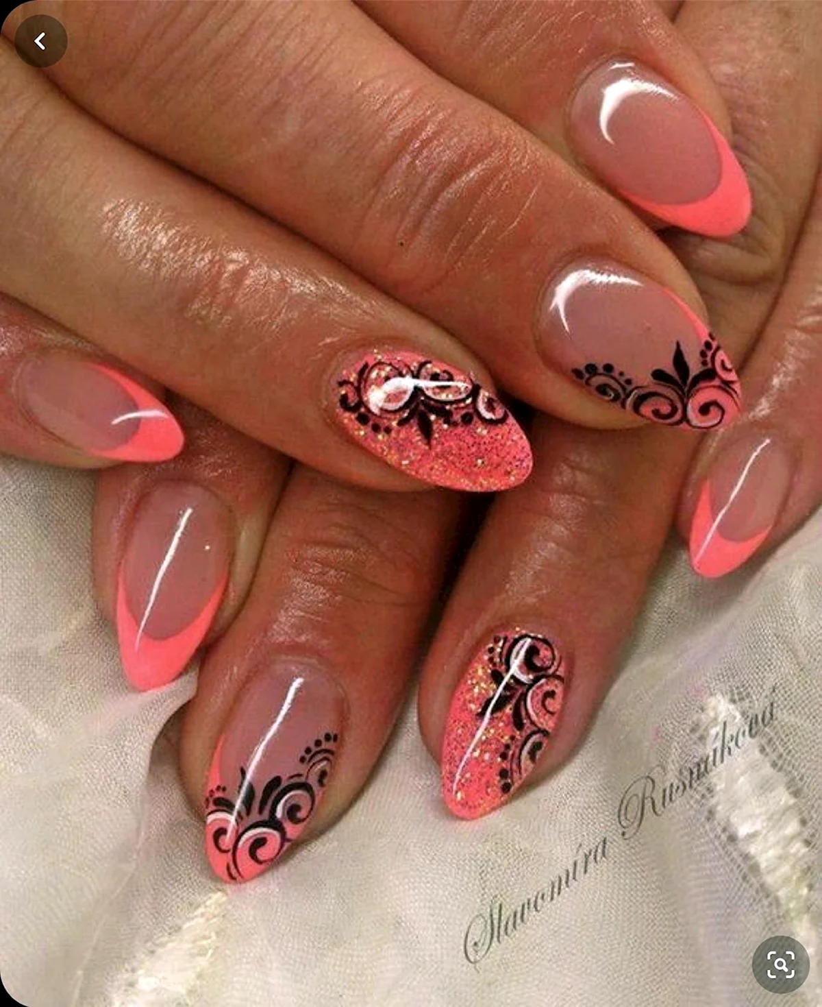 Коралловый френч на ногтях