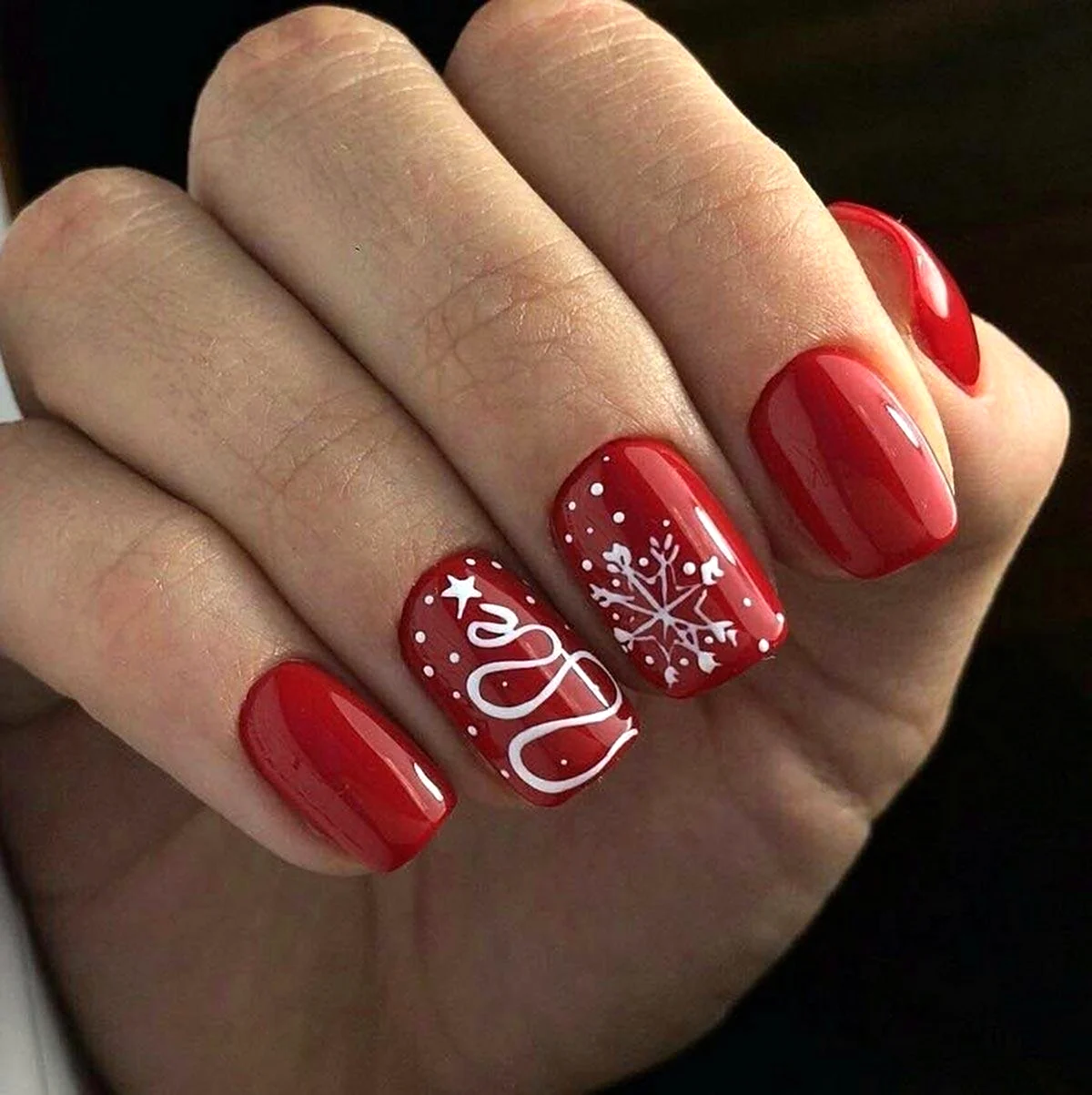 Новогодний маникюр красный