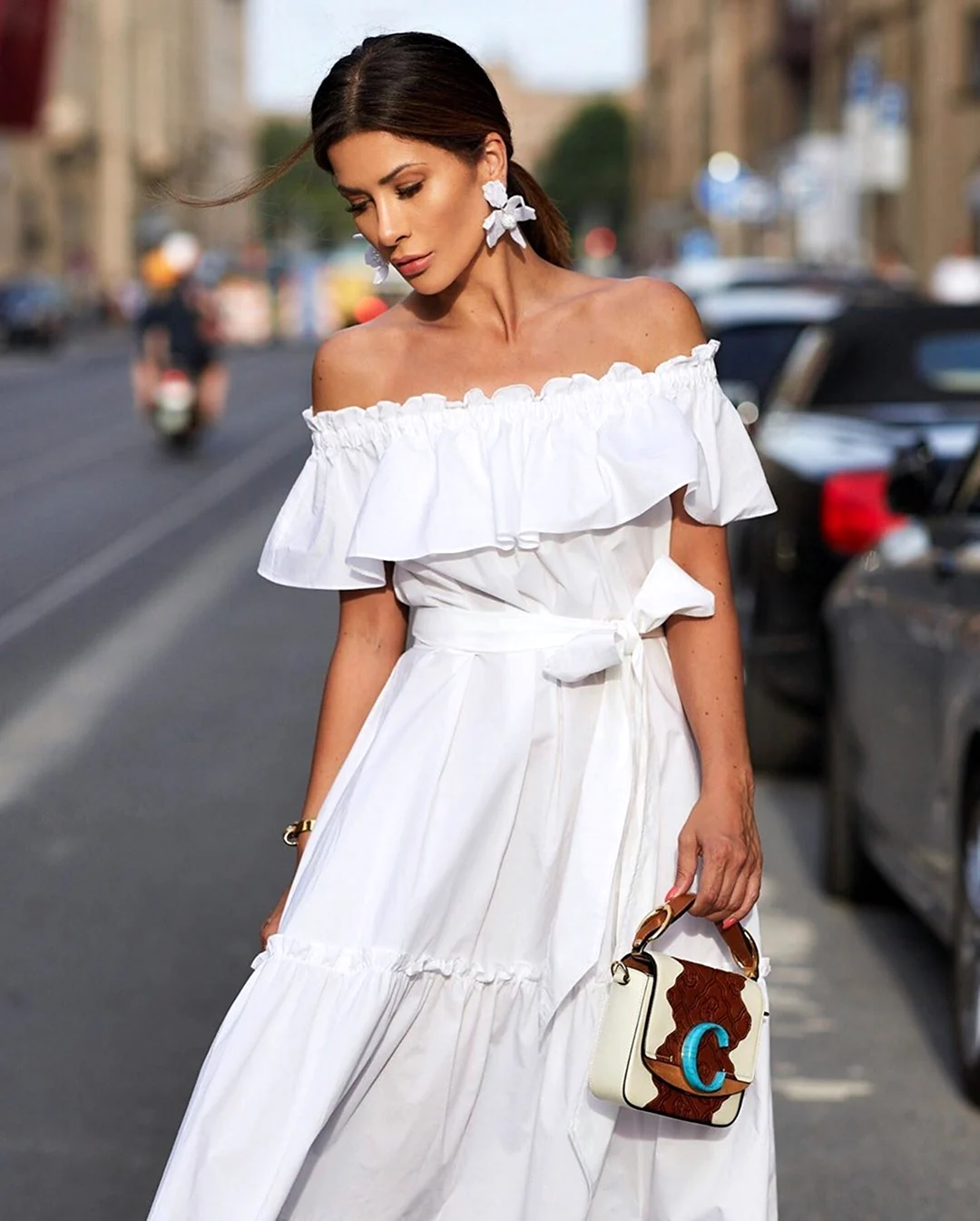 Модное белое платье