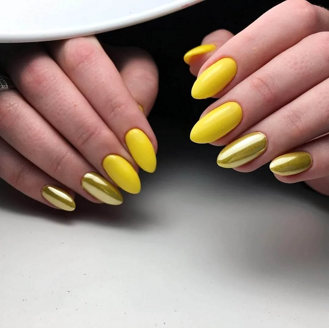 Серо желтый маникюр