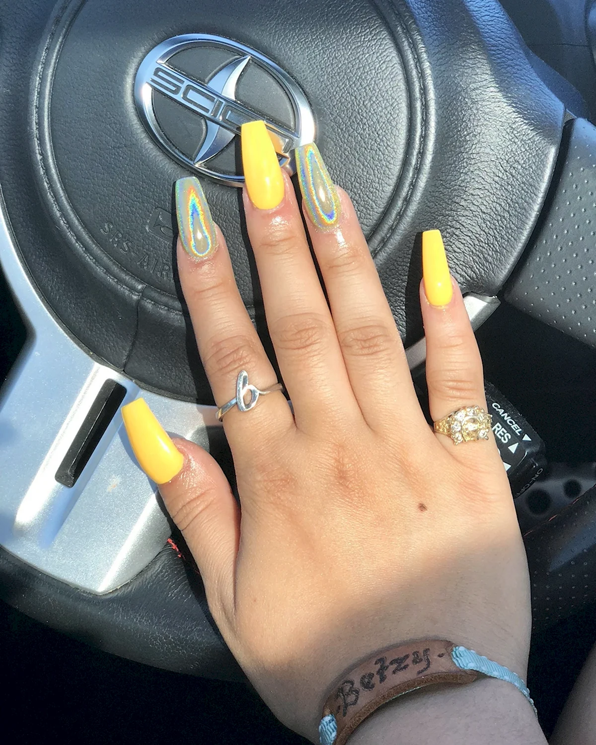 Жёлтый маникюр на длинные ногти