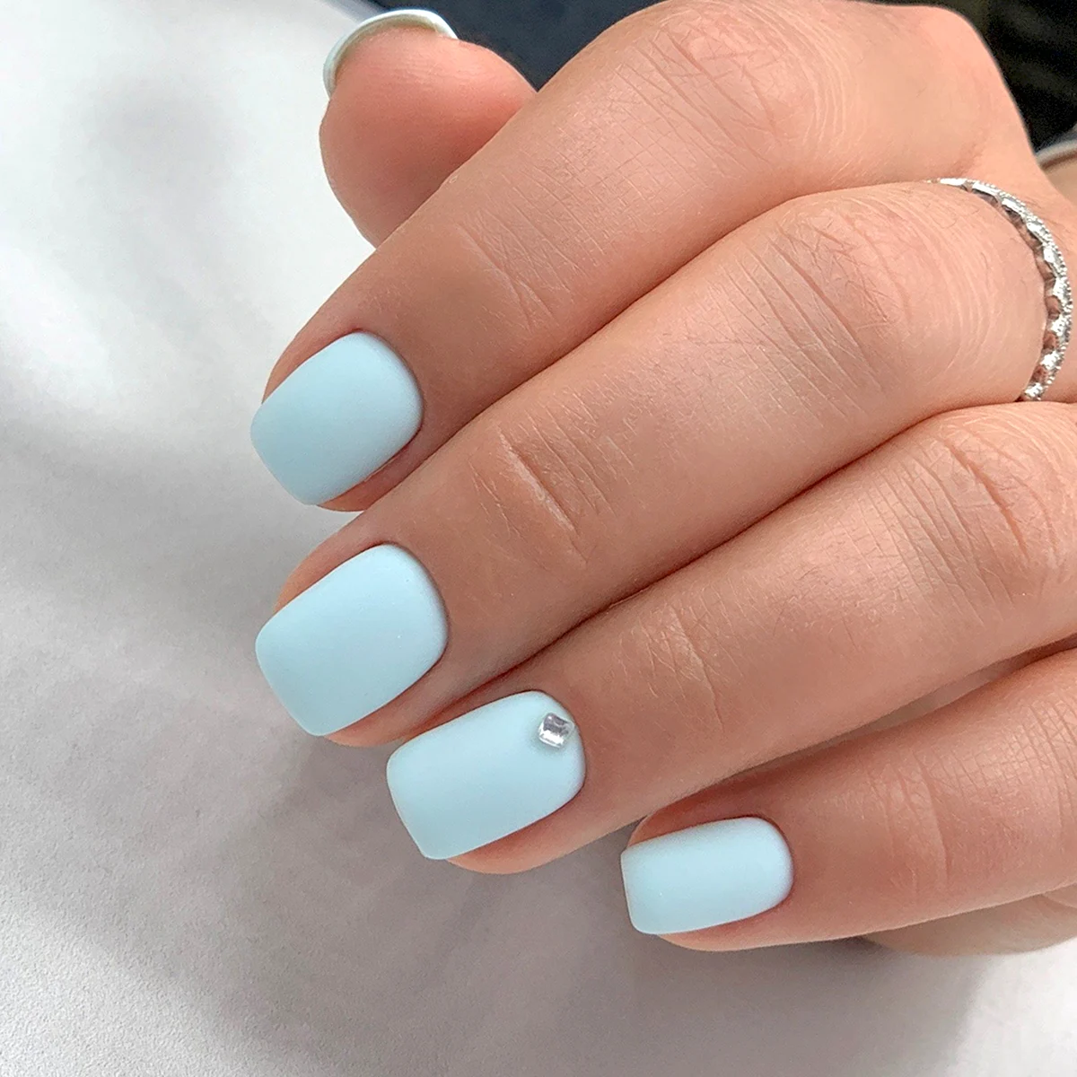 Голубые матовые ногти