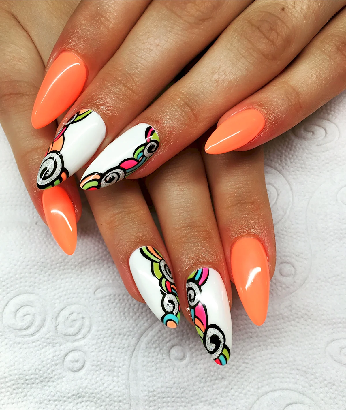 Дизайн ногтей оранжевый с белым