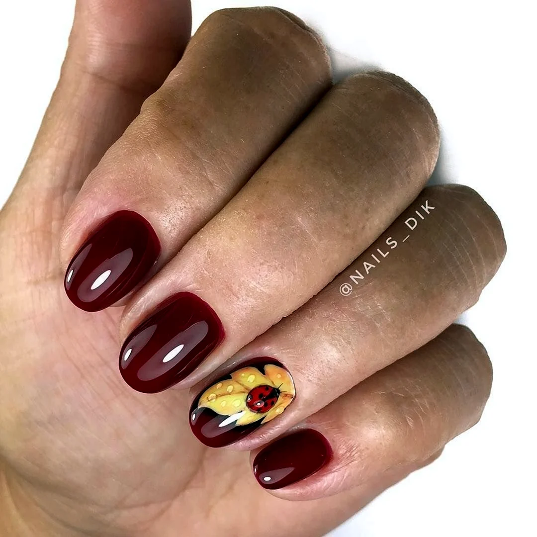 Осенний маникюр в бордовых тонах