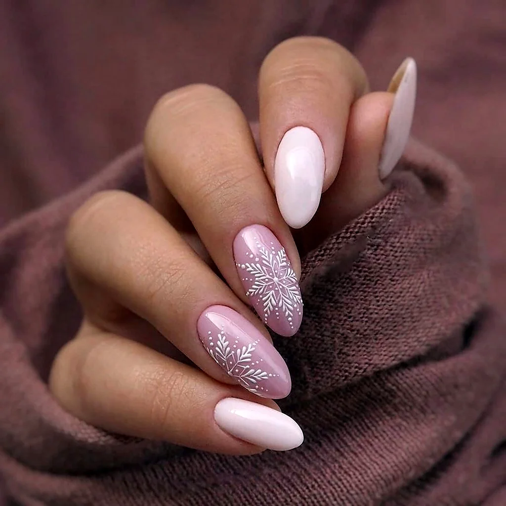 Зимний нюдовый маникюр миндаль