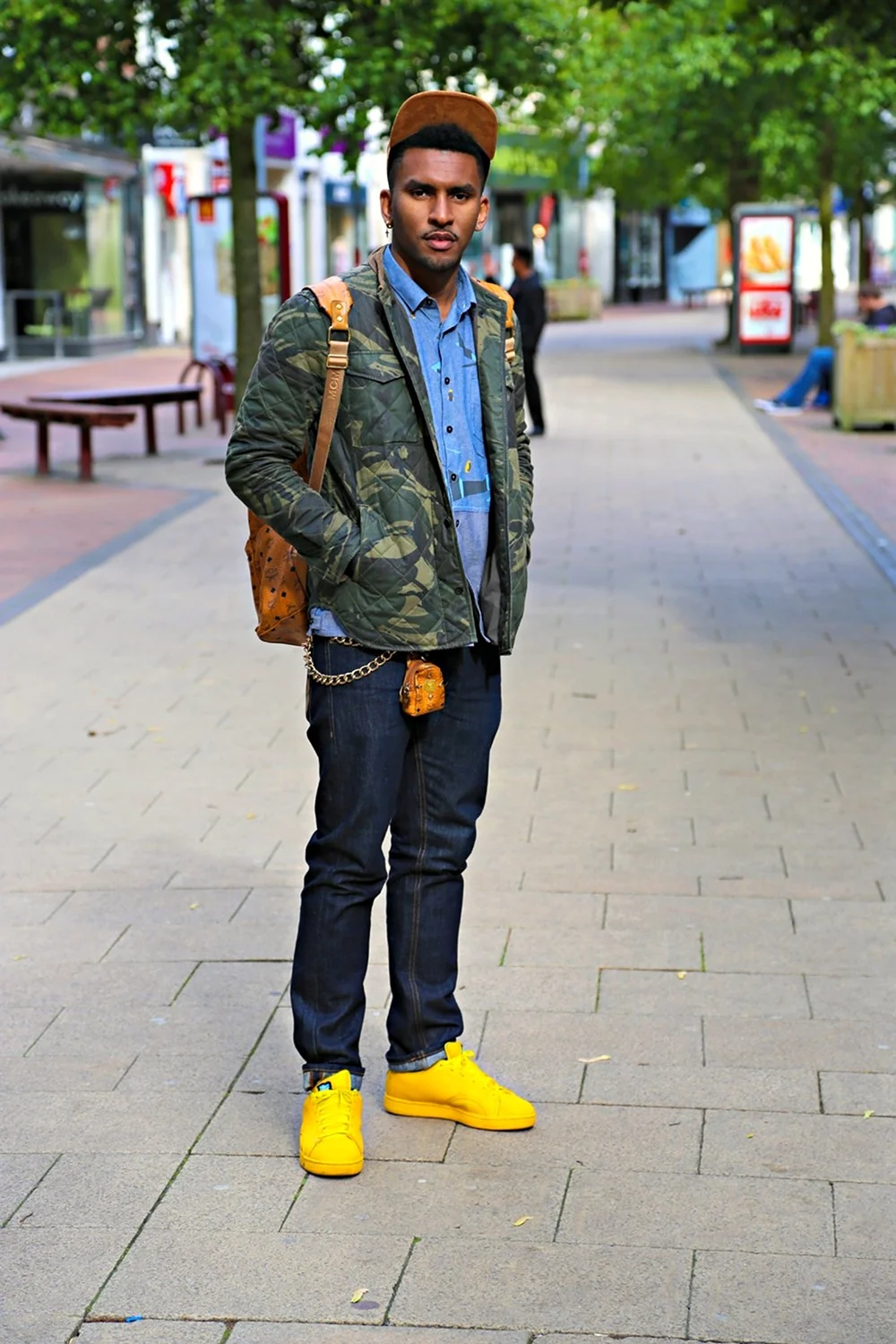 Желтые кроссовки с джинсами