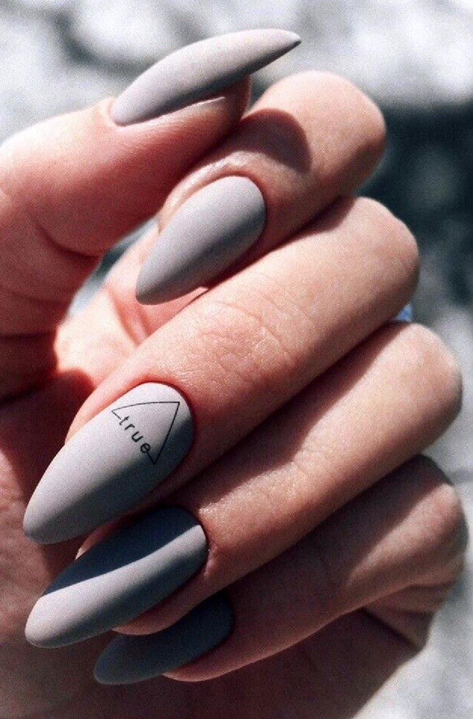 Матовые ногти миндаль