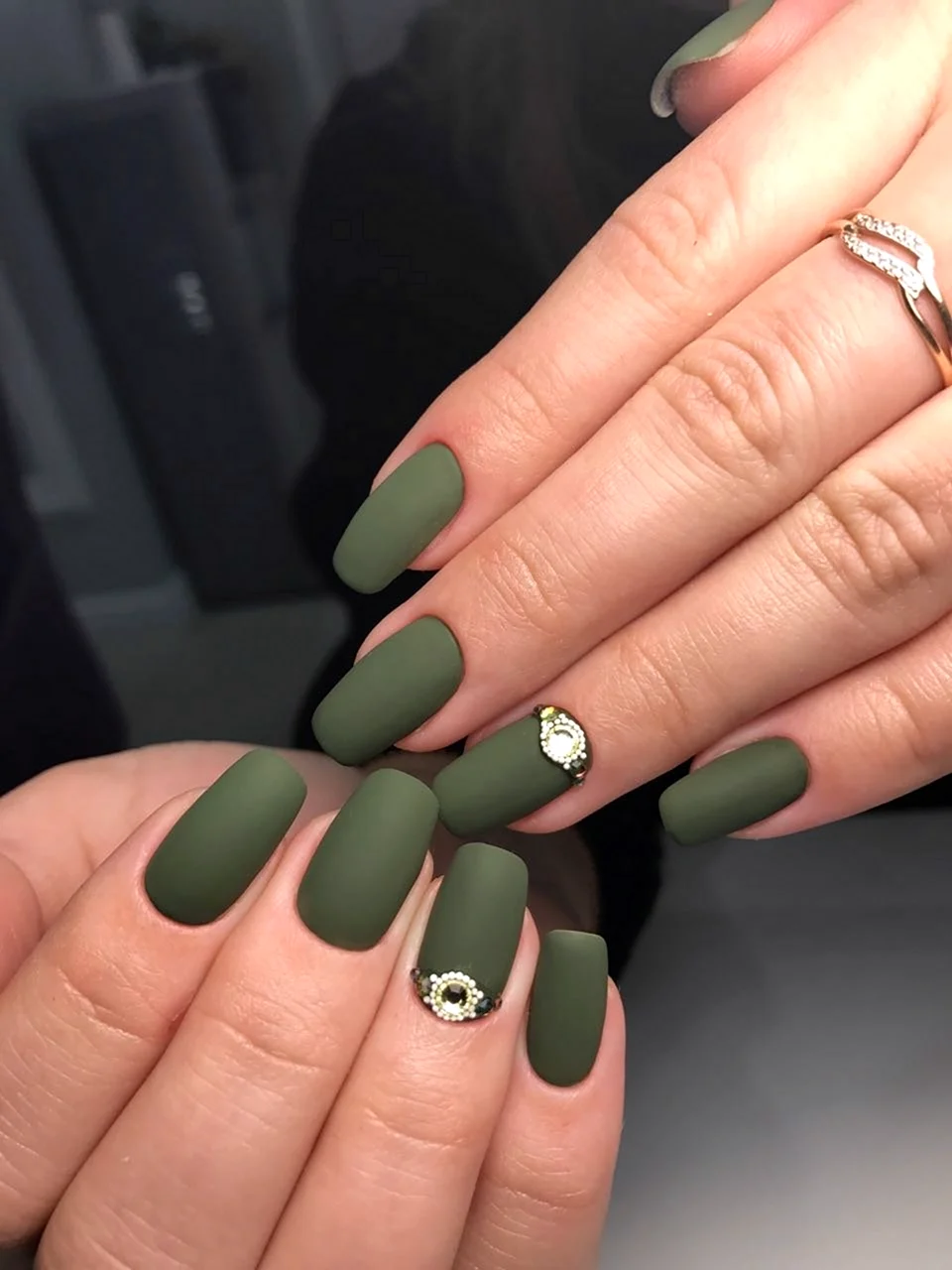 Ногти болотного цвета