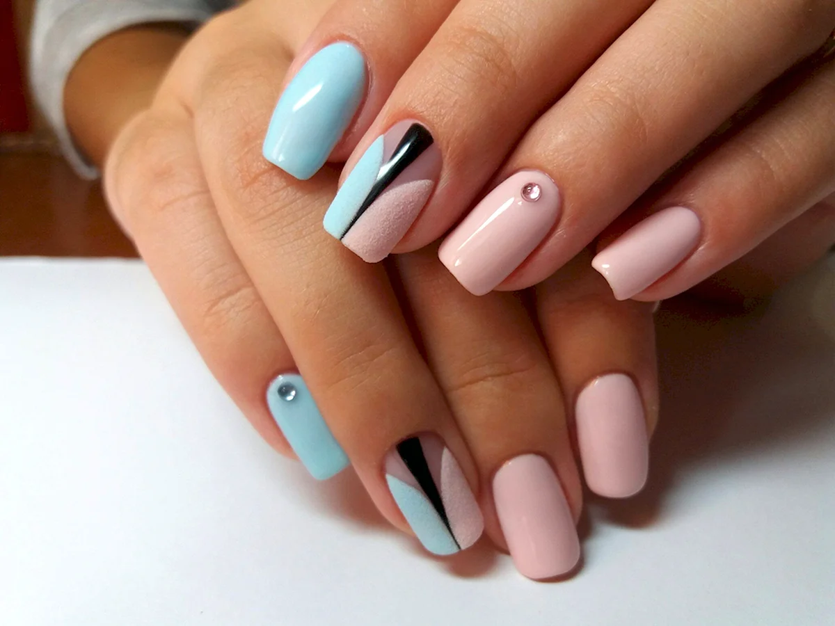 Розовоголубоц маникюр