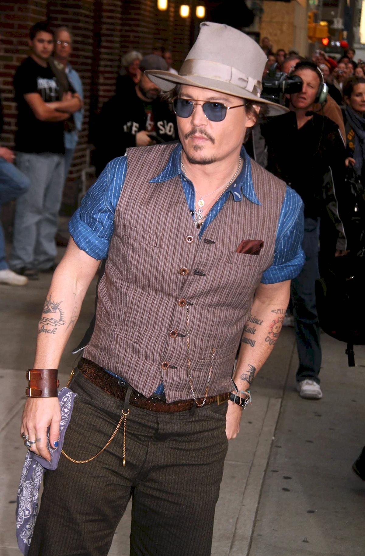 Джонни Депп в жилетке