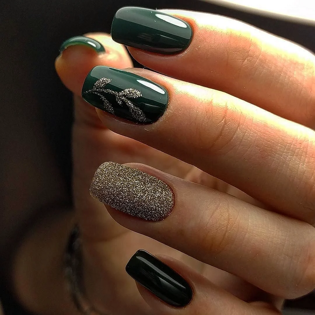 Маникюр темно-зеленый с золотом