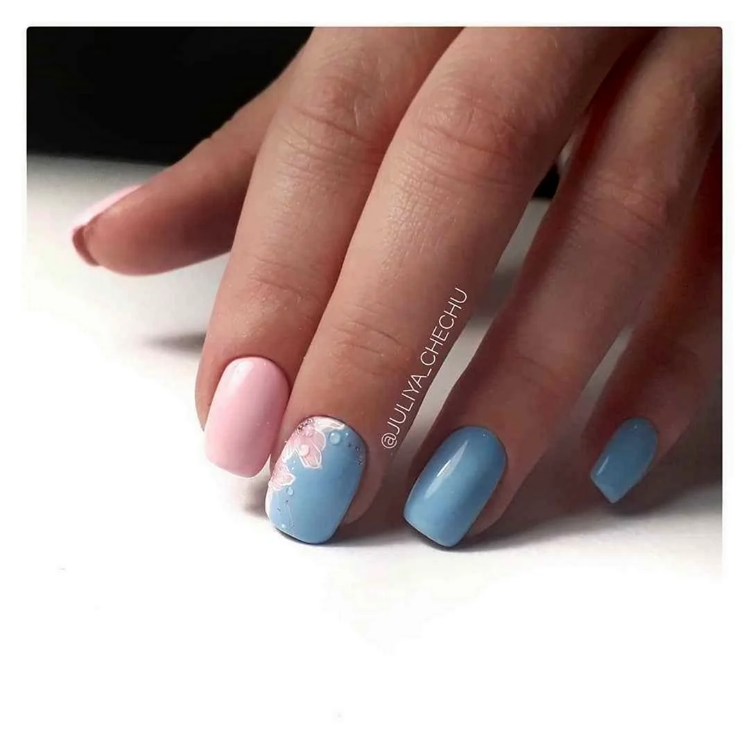 Голубой маникюр