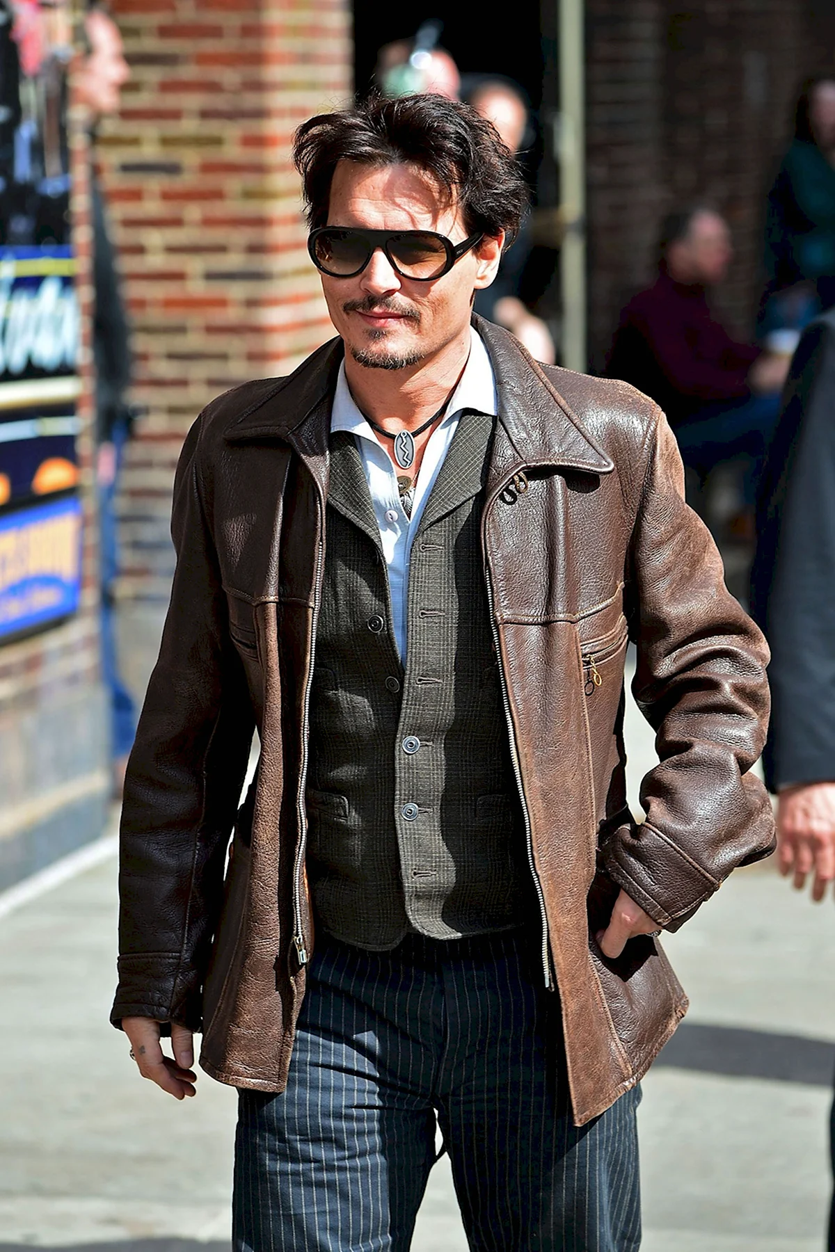 Джонни Депп в кожаной куртке