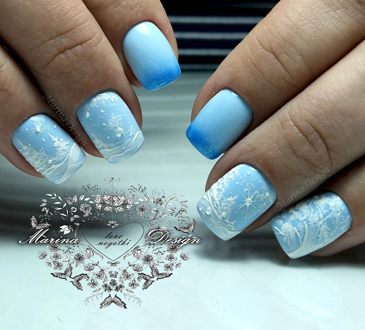 Новогодний маникюр голубой с белым