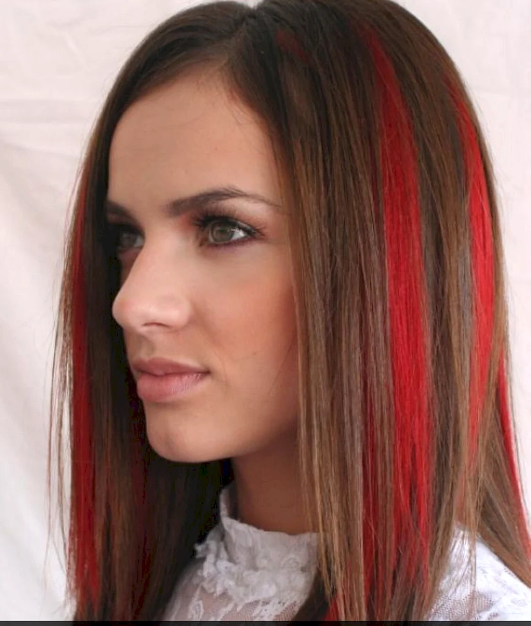 Красные пряди на светлых волосах