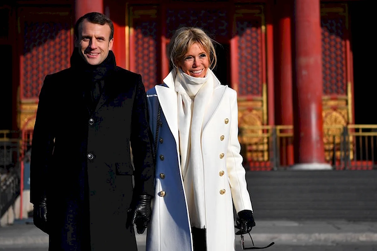 Бриджит Макрон в пальто