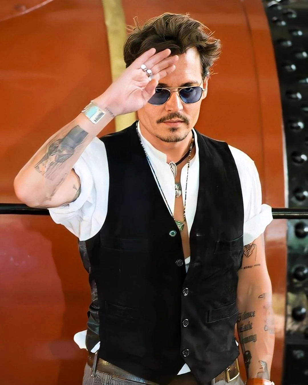 Джонни Депп рубашка и жилетка