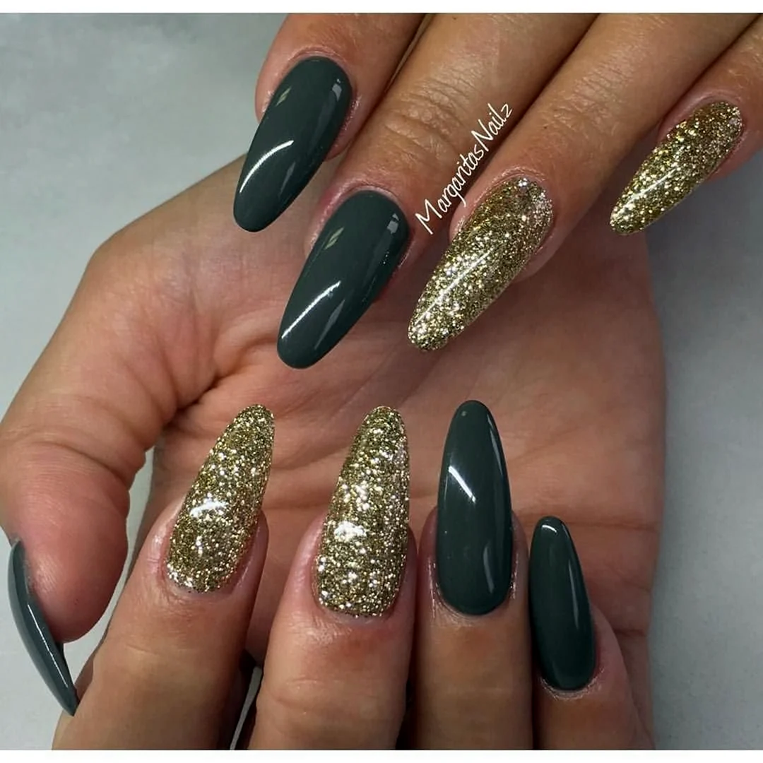 Ногти миндалевидные с золотом