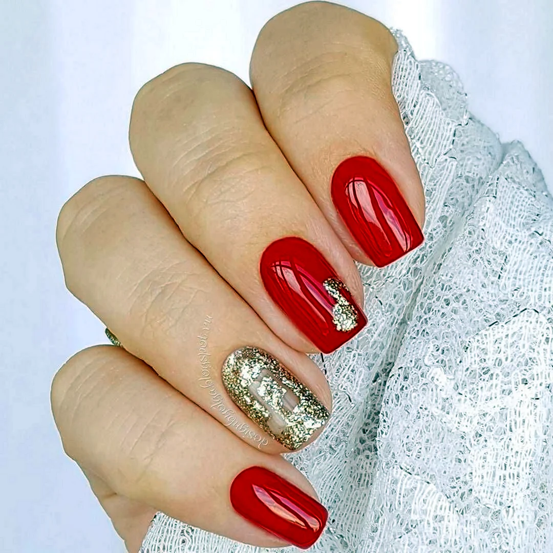 Маникюр красный с серебром