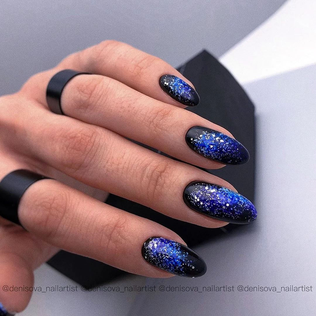 Синий маникюр 2021