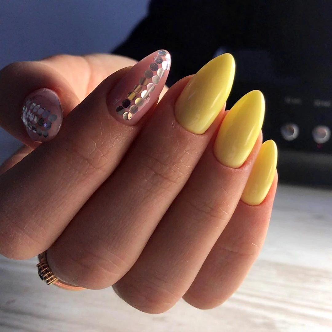 Жёлтый маникюр миндалт