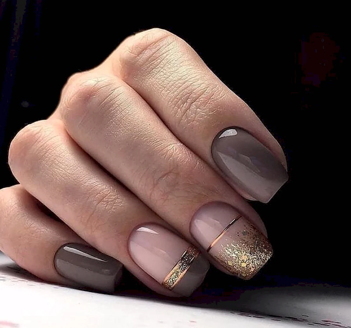 Коричневый маникюр на короткие ногти