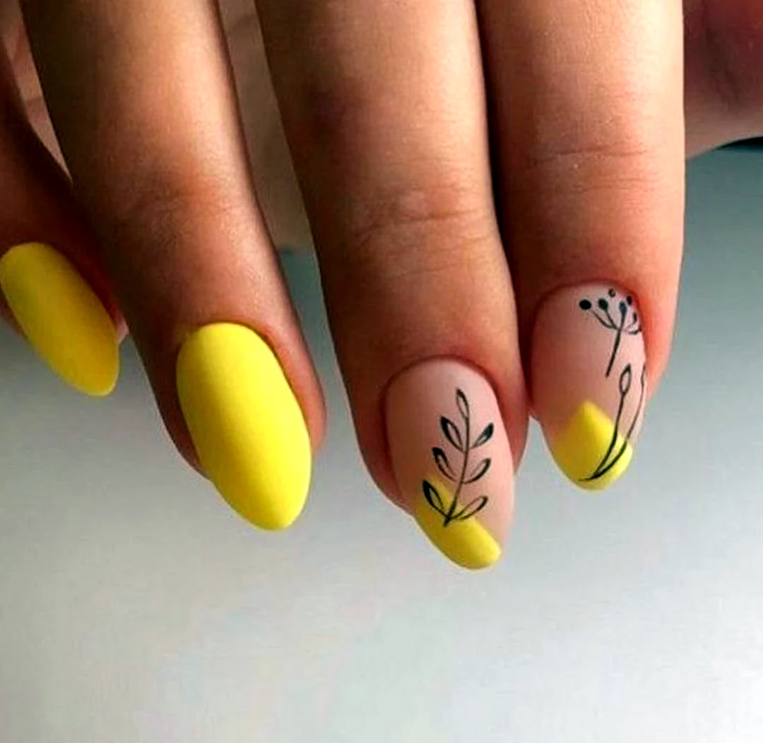 Жёлтый маникюр с веточкой