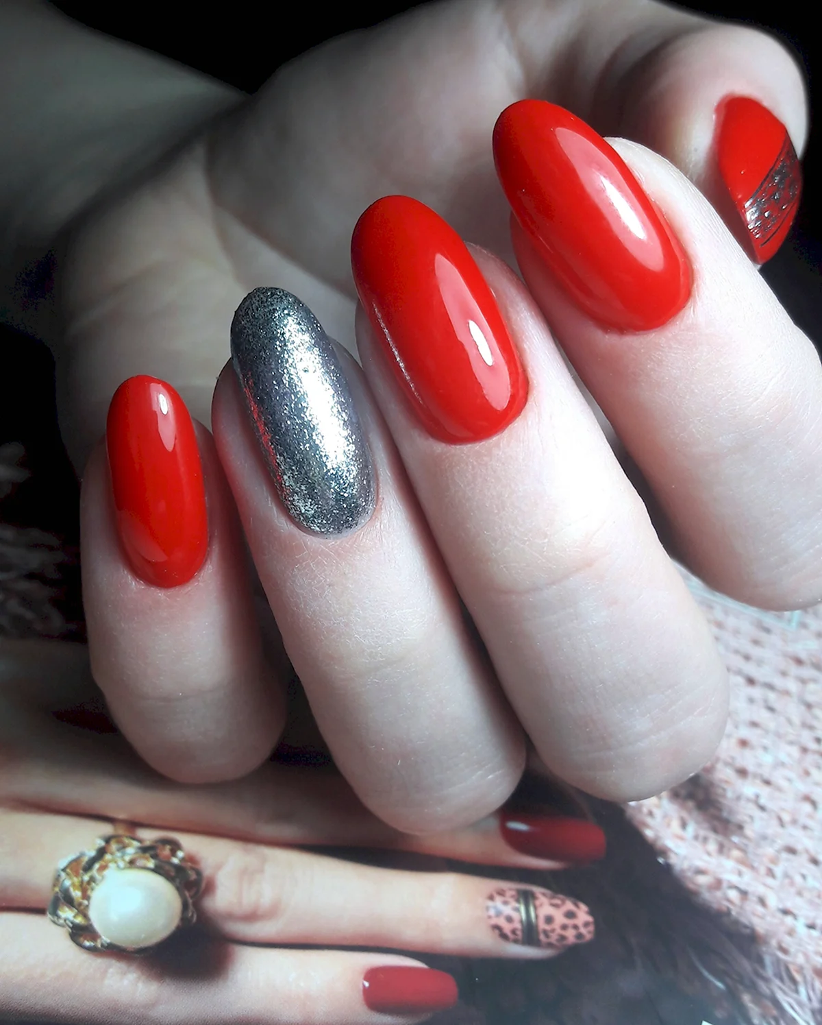 Маникюр красный с серебром