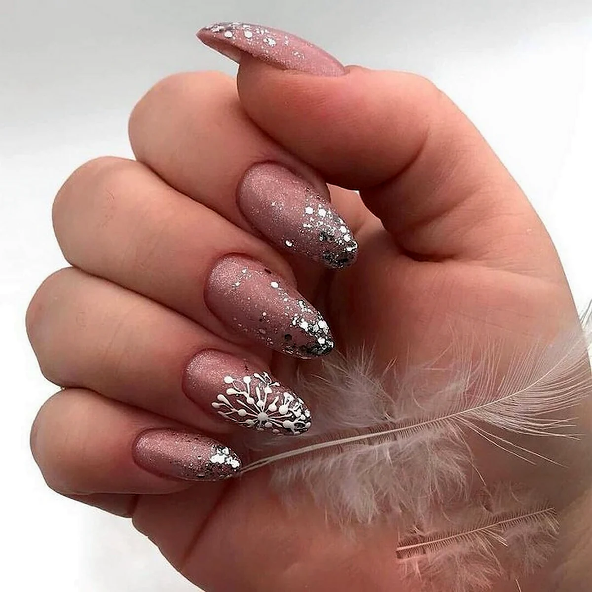 Новогодний нюдовый маникюр миндаль